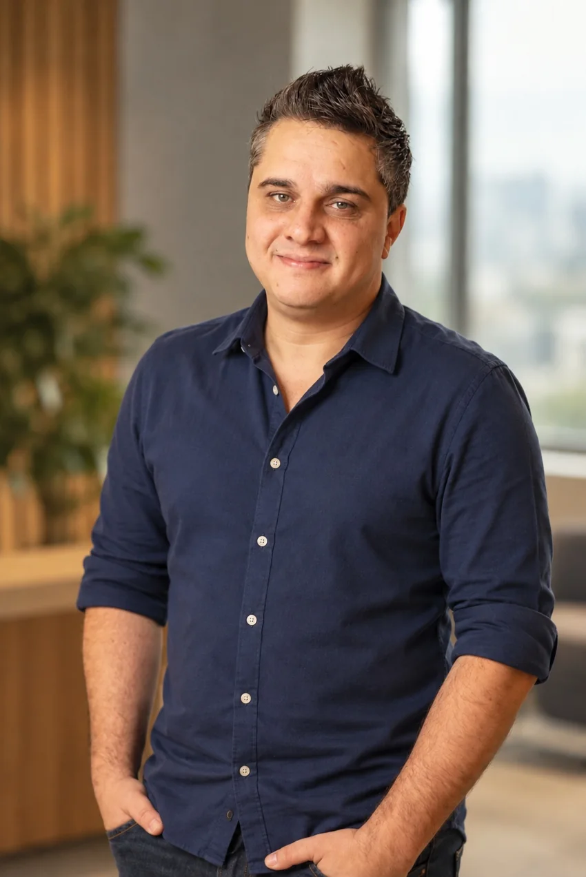 Luiz Saccani, Senior Scrum Master, de camisa azul